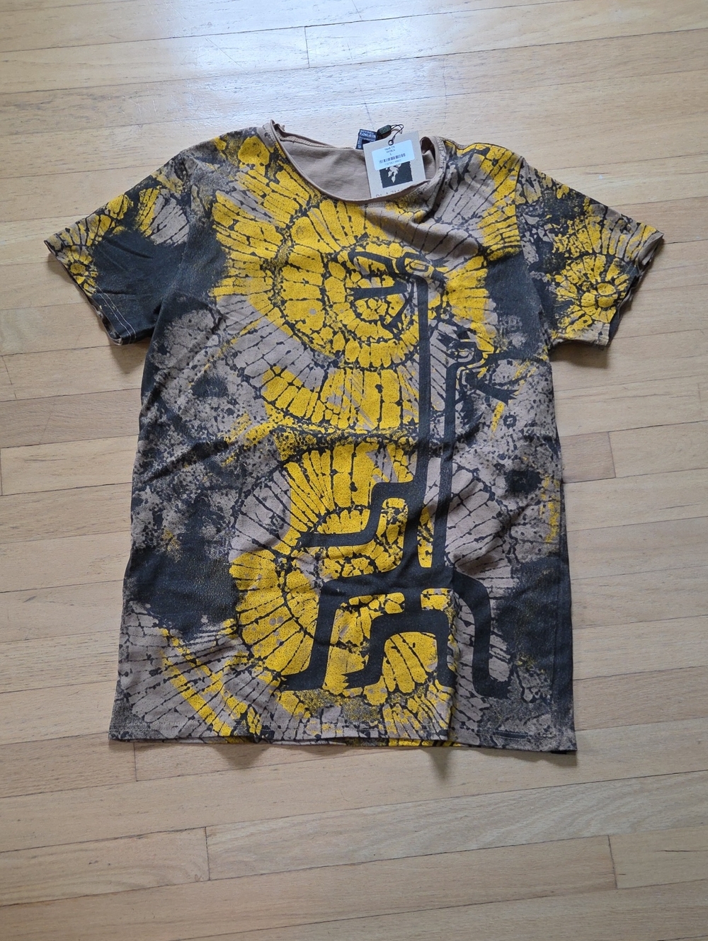 Plazma Lab HandPainted Designer graphic Tie-Dye Tee in Yellow Tan And Black.NWT